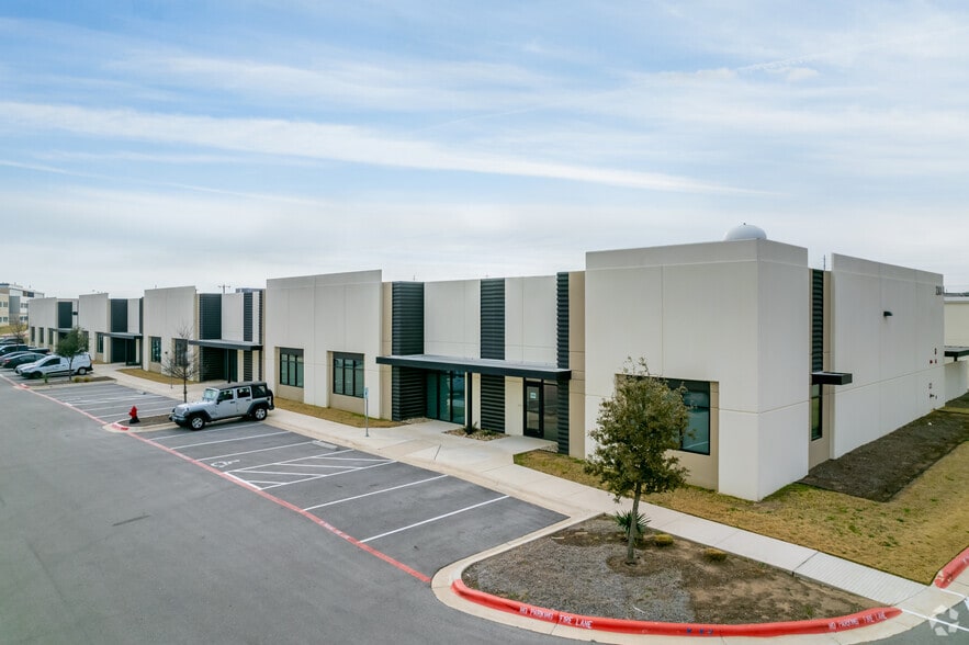 2301 Double Creek Dr, Round Rock, TX à louer - Photo principale - Image 2 de 3