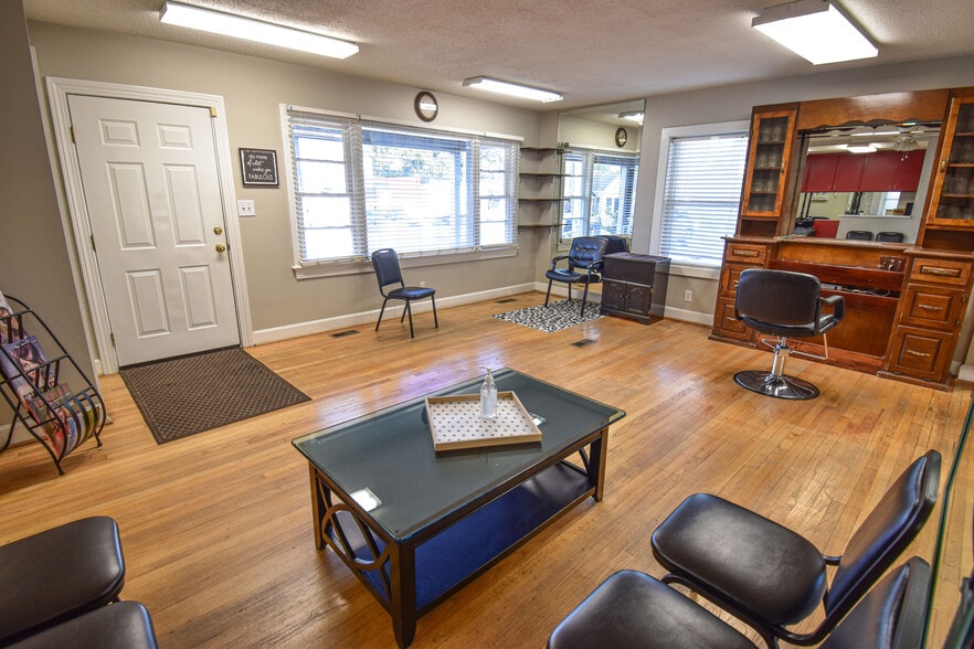 2105 Lurleen B Wallace Blvd, Northport, AL à vendre - Photo intérieure - Image 2 de 5