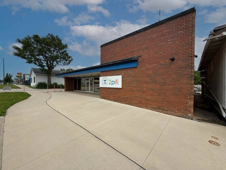 3223 1st Ave SE, Cedar Rapids, IA à vendre - Photo du bâtiment - Image 3 de 18