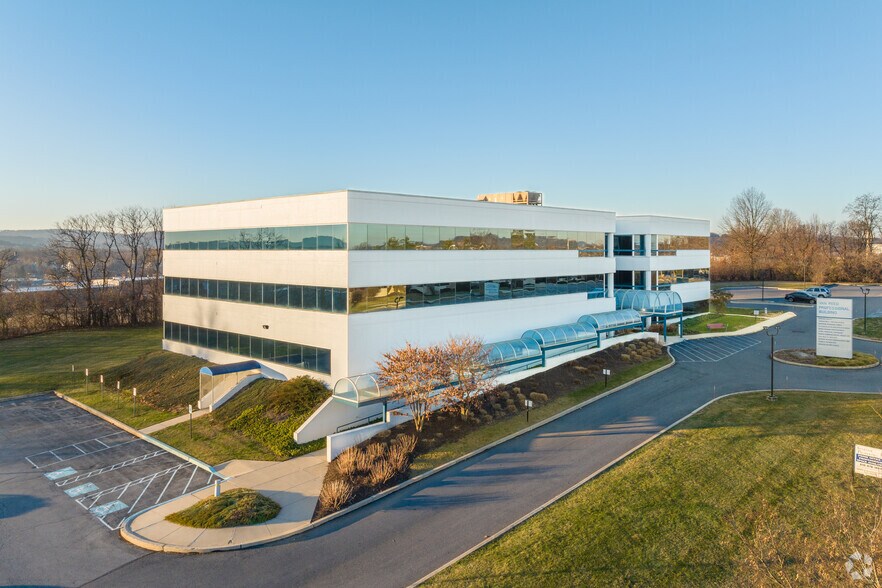 560 Van Reed Rd, Wyomissing, PA à louer - Photo du bâtiment - Image 2 de 10