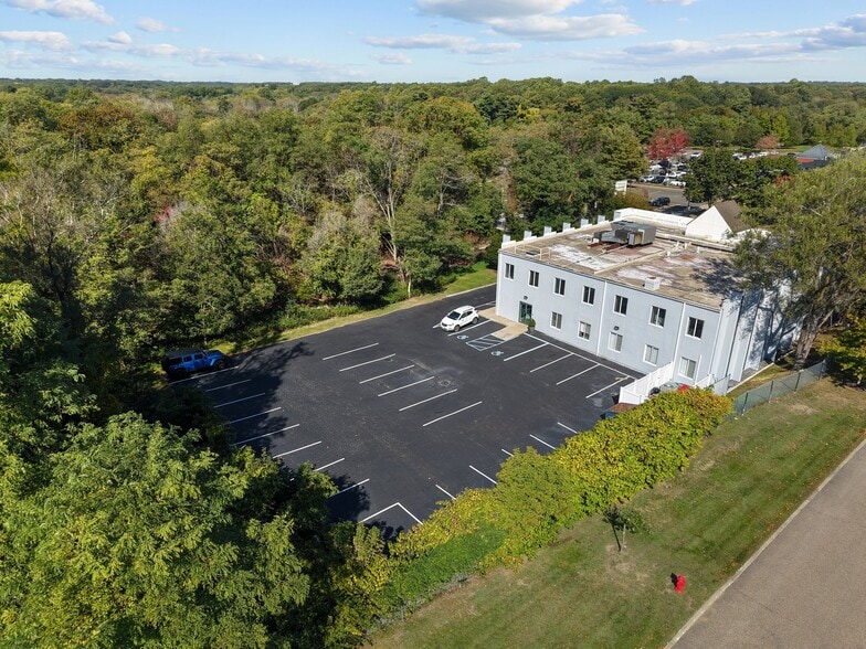 308 W Main St, Smithtown, NY for lease - Building Photo - Image 2 of 8