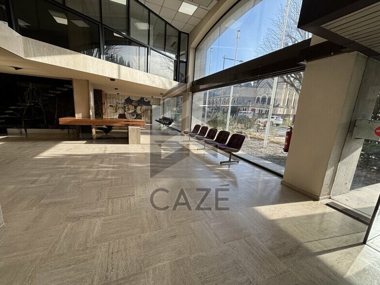 Office in Bordeaux for lease - Lobby - Image 2 of 9