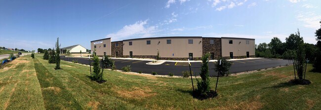 Plus de détails pour 681 NE Jefferson St, Blue Springs, MO - Industriel à louer