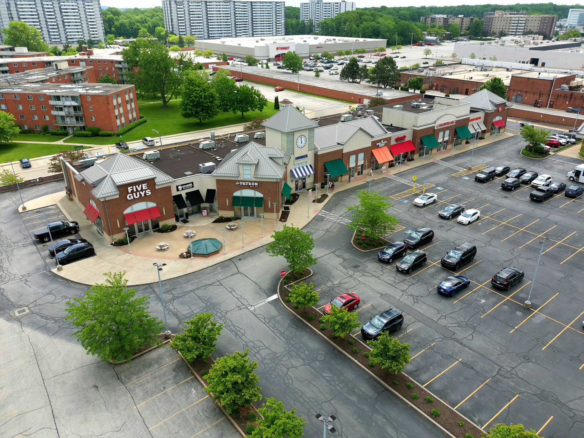 1235 SOM Center Road, Mayfield Heights, OH à vendre Photo principale- Image 1 de 7