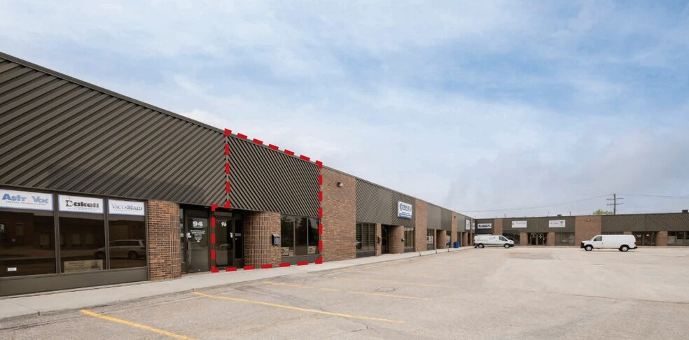 90-120 Paramount Rd, Winnipeg, MB for lease - Building Photo - Image 1 of 3