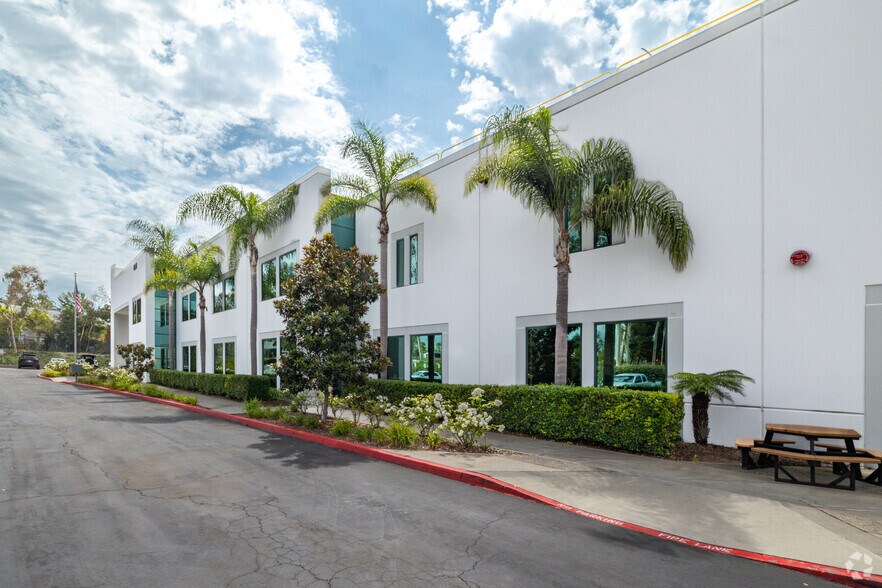 4049 Avenida De La Plata, Oceanside, CA à vendre - Photo du bâtiment - Image 2 de 6