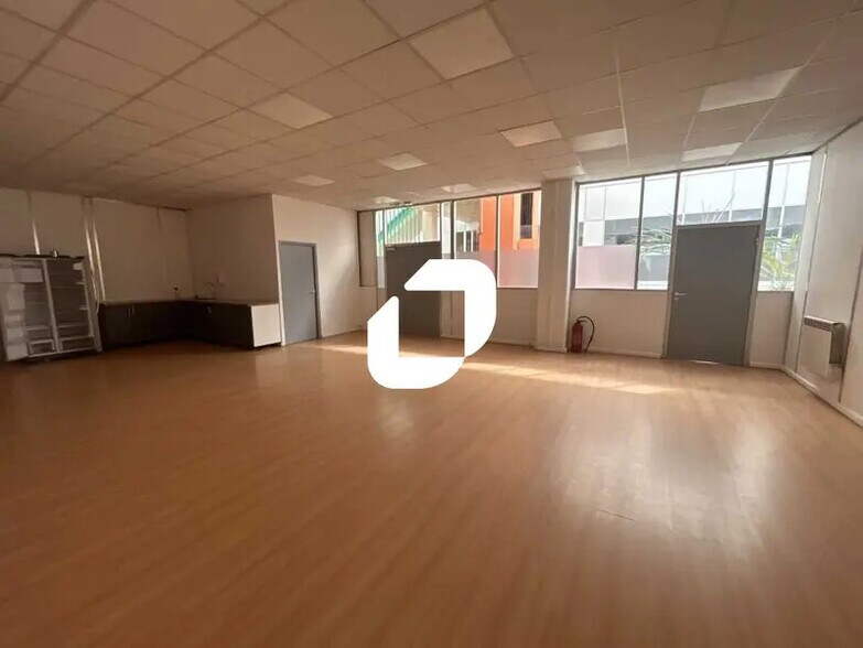 Office in Bezons for lease - Interior Photo - Image 3 of 12