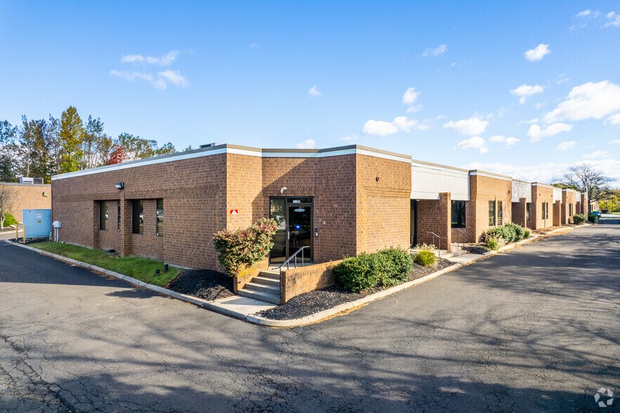 2260 Cabot Blvd W, Langhorne, PA à louer - Photo du bâtiment - Image 3 de 16