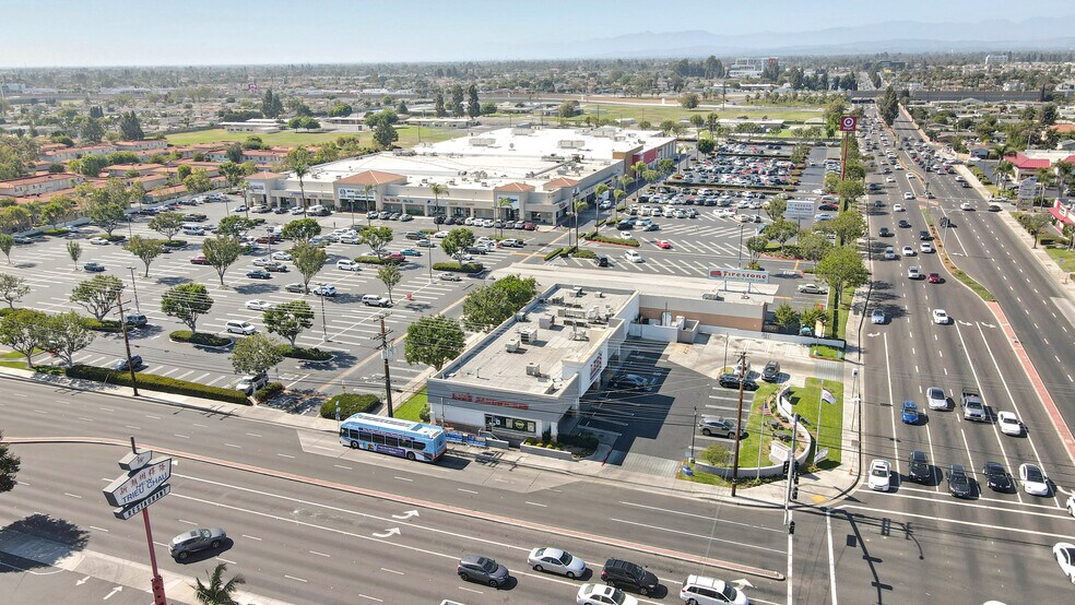 13831-13861 Brookhurst St, Garden Grove, CA à louer - Photo du bâtiment - Image 2 de 4