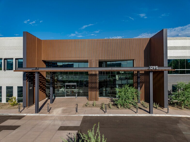 1295 W Washington St, Tempe, AZ à louer - Photo du bâtiment - Image 2 de 13