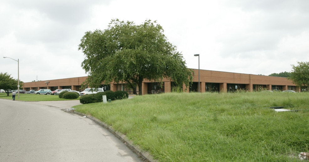 820 Greenbrier Cir, Chesapeake, VA for sale - Building Photo - Image 3 of 19