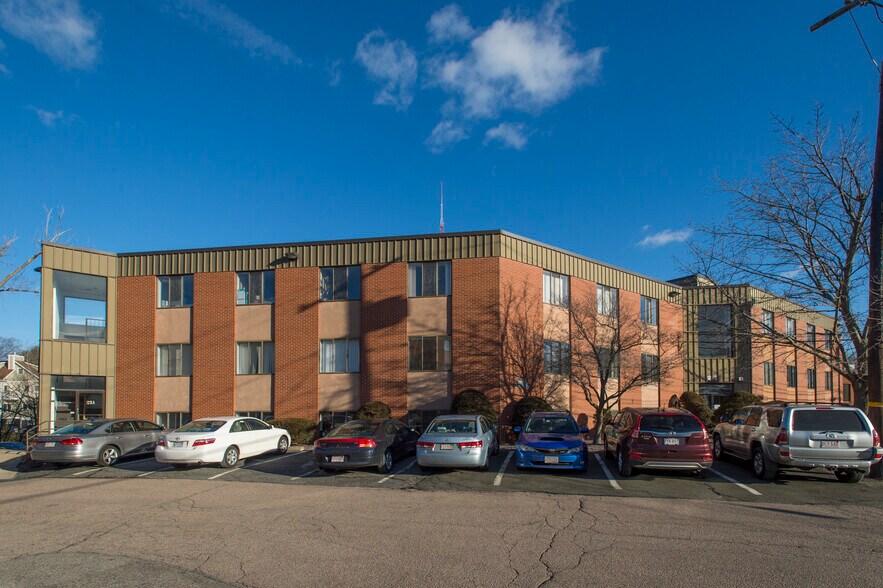 21 Highland Cir, Needham, MA à louer - Photo du bâtiment - Image 2 de 4