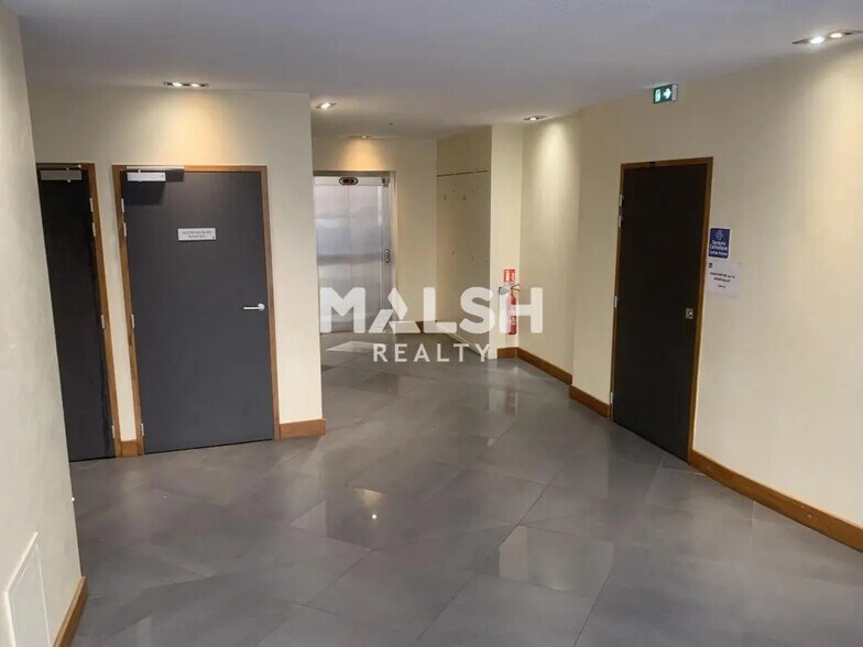 Bureau dans Villeurbanne à vendre - Photo du bâtiment - Image 3 de 17