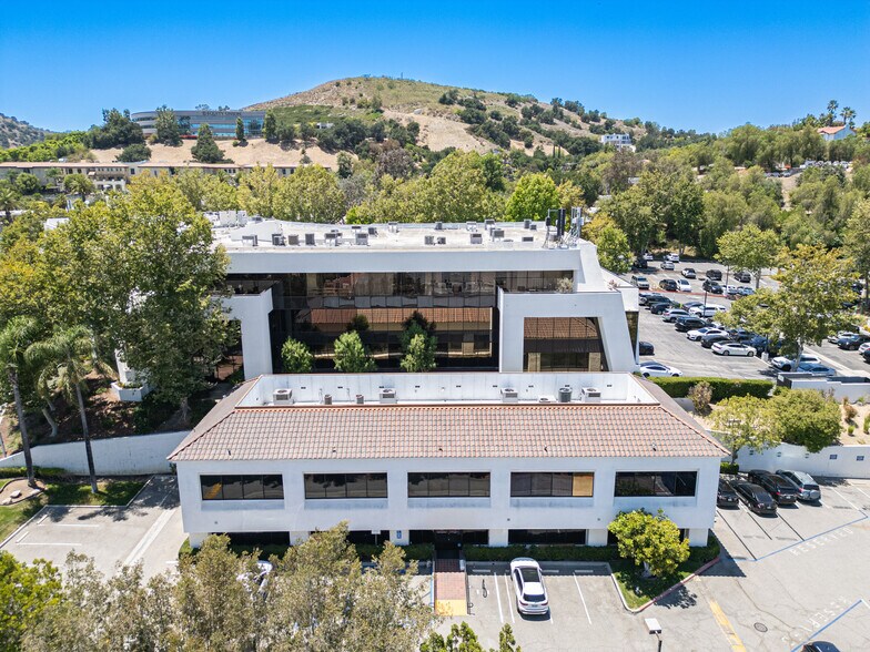 24011 Ventura Blvd, Calabasas, CA à louer - Photo du bâtiment - Image 2 de 38