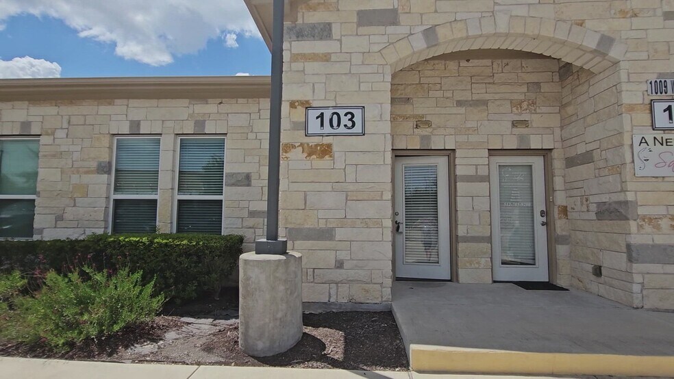 1009 W Pecan St, Pflugerville, TX à louer - Vidéo sur l’inscription commerciale - Image 1 de 35