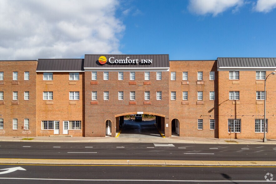 1211 N Glebe Rd, Arlington, VA à louer - Photo du bâtiment - Image 3 de 5