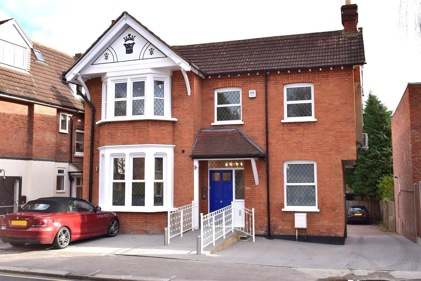 113 High Rd, Loughton à louer Photo du bâtiment- Image 1 de 11