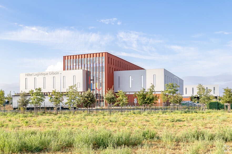 Flex in Lyon for lease - Primary Photo - Image 1 of 2