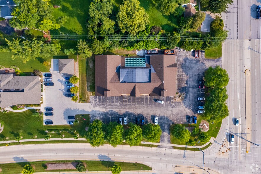 7602 W Mequon Rd, Mequon, WI à louer - Aérien - Image 2 de 23