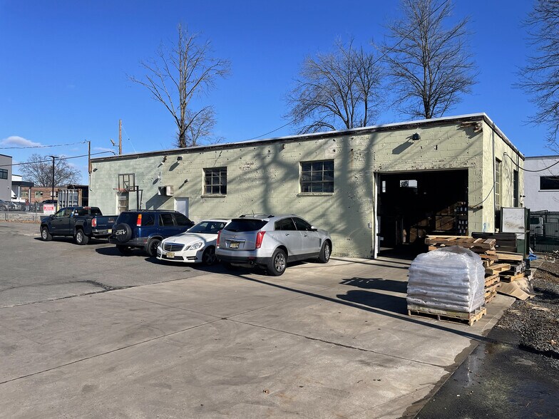 Industrial Sale-Leaseback Opportunity portefeuille de 3 propriétés à vendre sur LoopNet.ca - Photo du bâtiment - Image 3 de 13