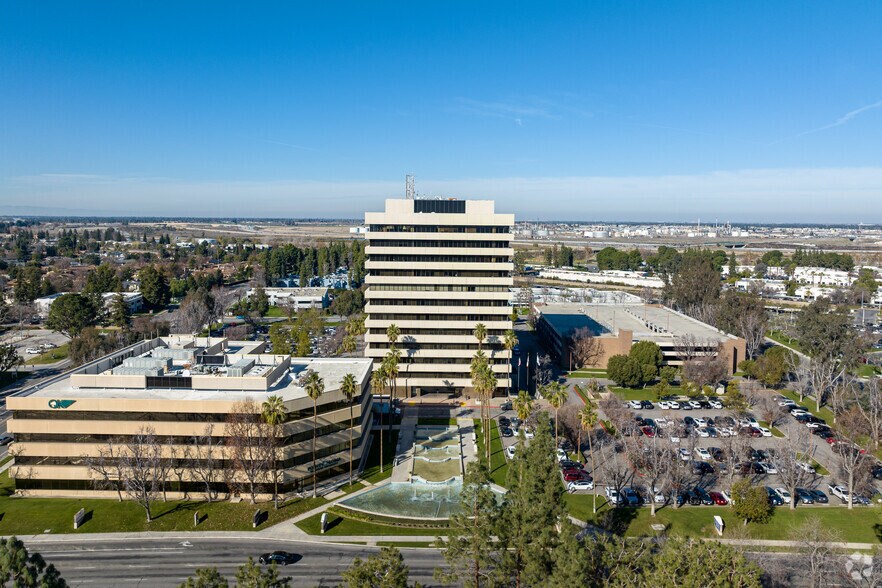 5060 California Ave, Bakersfield, CA à louer - Photo du bâtiment - Image 2 de 17