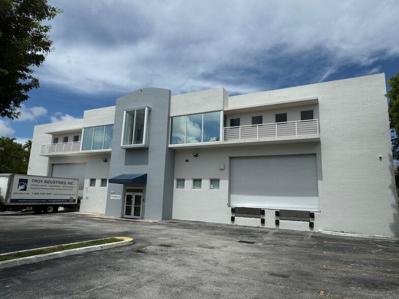 2100 Nw 102nd Pl, Doral, FL for lease - Building Photo - Image 3 of 18