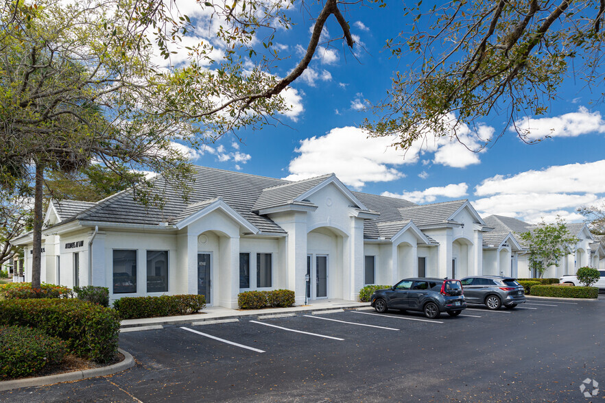 3431 Pine Ridge Rd, Naples, FL for lease - Primary Photo - Image 1 of 34