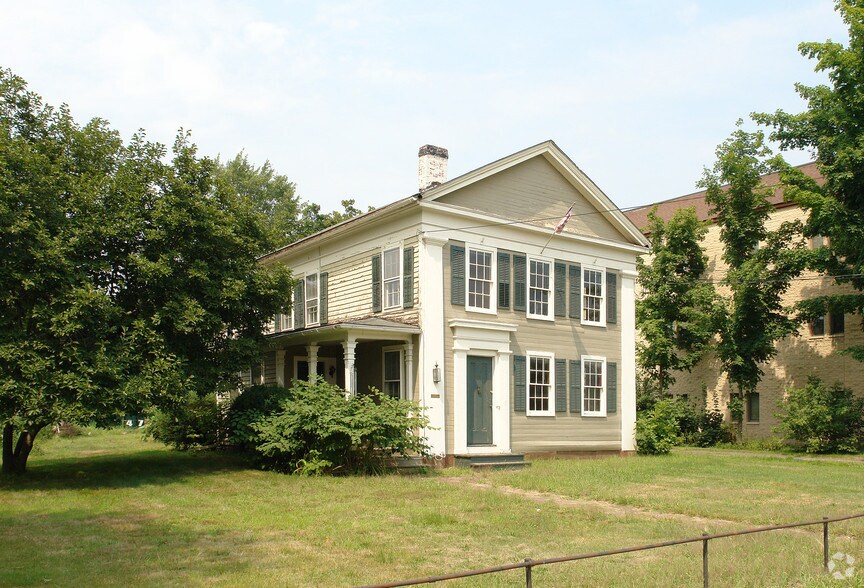 59 Whiting St, Plainville, CT à vendre - Photo du bâtiment - Image 2 de 4