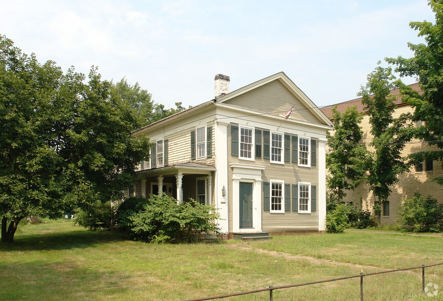 59 Whiting St, Plainville, CT à vendre - Photo du bâtiment - Image 2 de 4