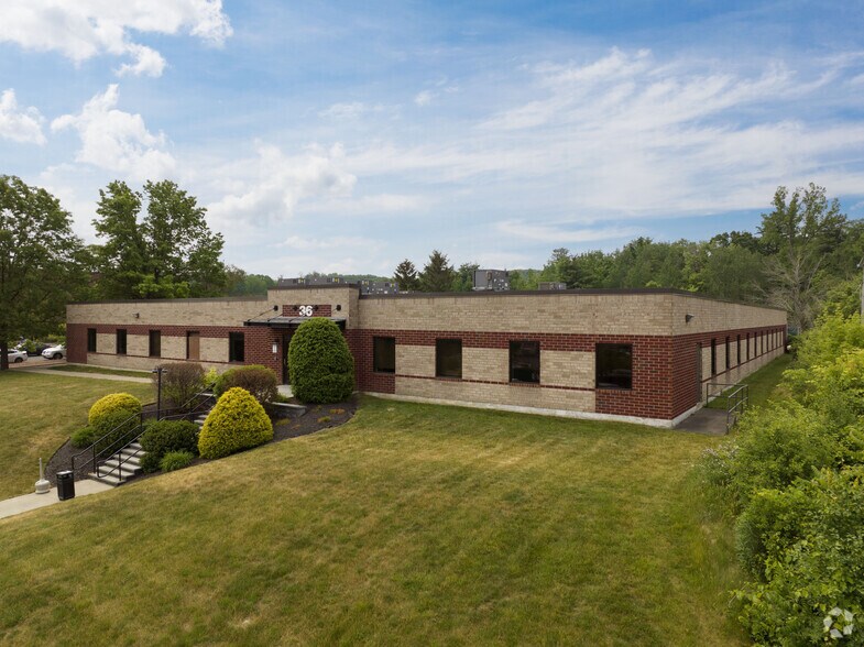 36 British American Blvd, Latham, NY à louer - Photo du bâtiment - Image 1 de 7