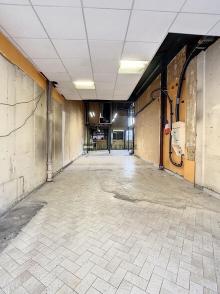 Retail in Maisons-Alfort for lease - Interior Photo - Image 2 of 7