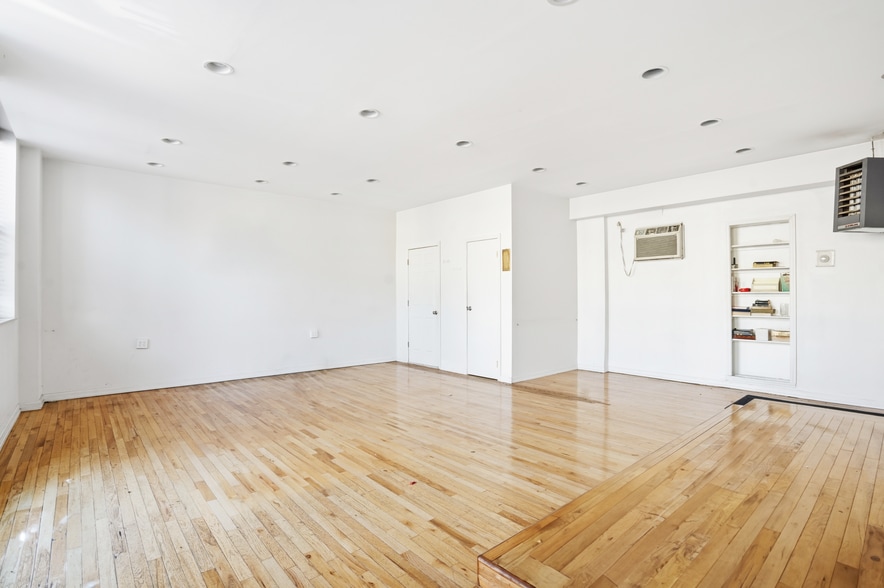 2135 1st Ave, New York, NY for lease - Interior Photo - Image 2 of 16