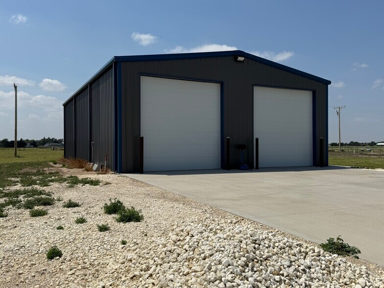 143 Industrial Cir, Dighton, KS à vendre - Photo du bâtiment - Image 2 de 10