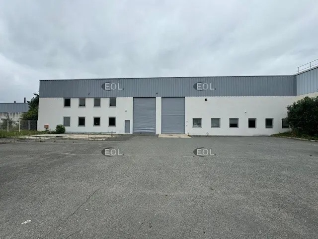 Flex in Plaisir for lease Building Photo- Image 1 of 6