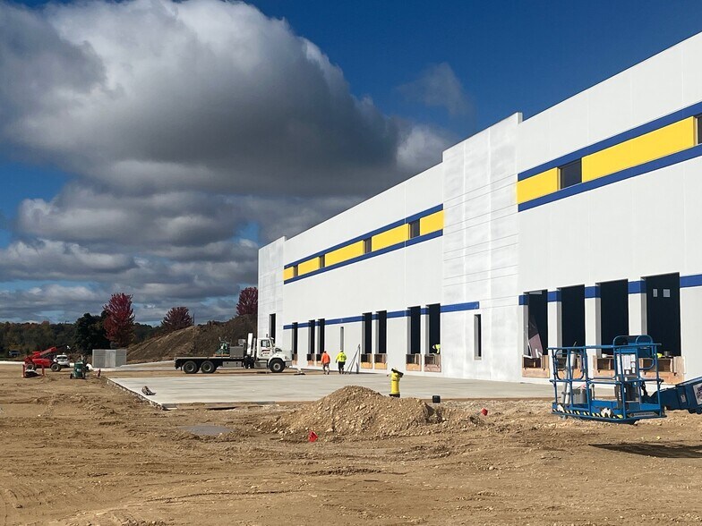 1000 N Blue Ribbon Cir, Oconomowoc, WI à louer - Photo du bâtiment - Image 2 de 9