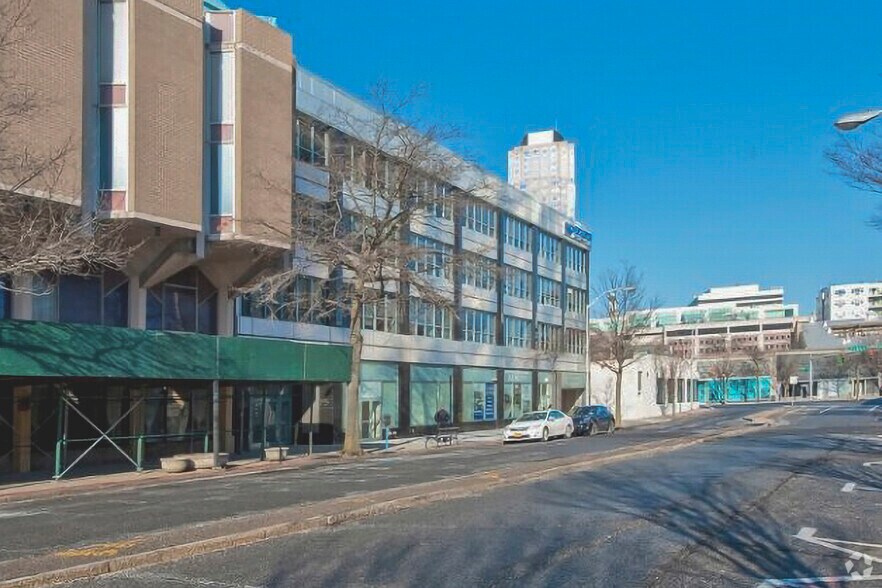 75 S Broadway, White Plains, NY à louer - Photo du bâtiment - Image 2 de 24