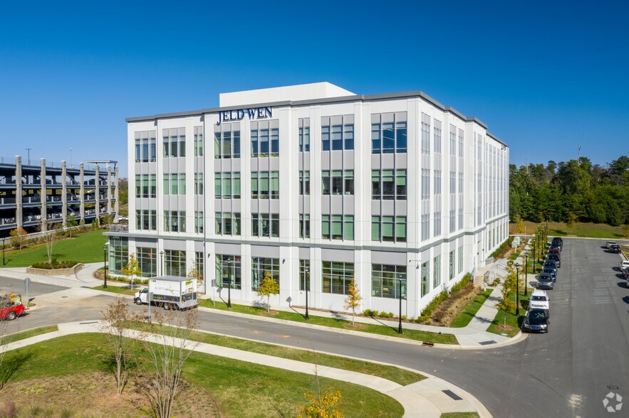 2645 Silver Crescent Dr, Charlotte, NC for lease - Building Photo - Image 2 of 14