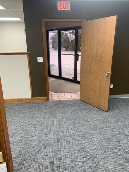 25000 N River Rd, Harrison Township, MI à louer - Photo intérieure - Image 2 de 22