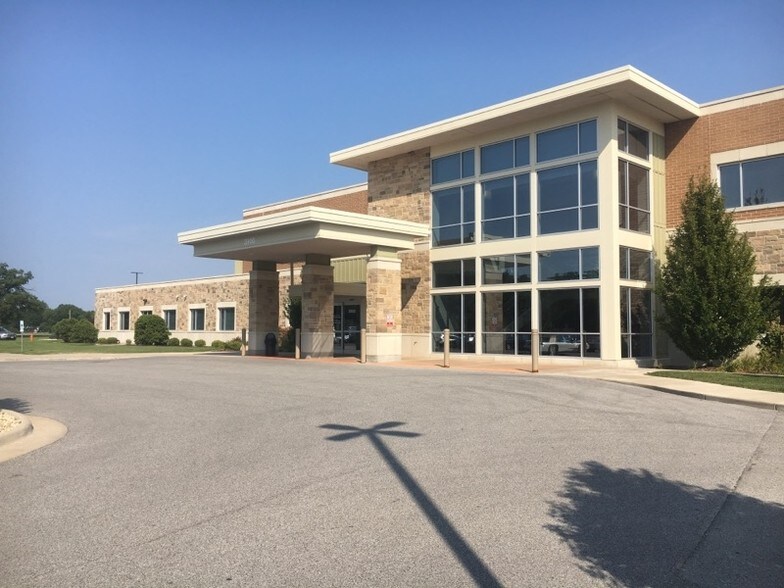 3900 28th Avenue Dr, Moline, IL à louer - Photo du bâtiment - Image 2 de 10