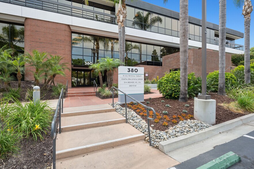 380 Stevens Ave, Solana Beach, CA à louer - Photo du bâtiment - Image 3 de 11