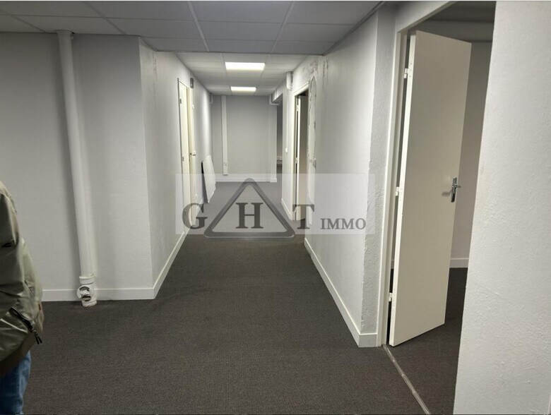 Industrial in Rueil-Malmaison for lease - Building Photo - Image 1 of 6
