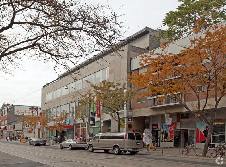 252-260 Queen St W, Toronto, ON à louer - Photo du bâtiment - Image 2 de 6