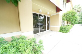 2351 Vista Pky, West Palm Beach, FL for lease Building Photo- Image 2 of 10