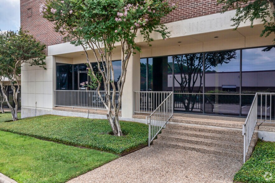 12048-12092 Forestgate Dr, Dallas, TX à louer - Photo du bâtiment - Image 3 de 6
