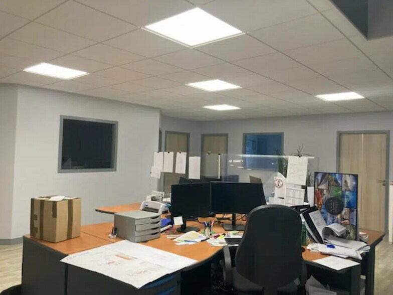 Flex in Pluguffan for lease - Interior Photo - Image 3 of 7