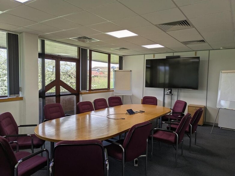 60 Priestley Rd, Guildford for lease - Interior Photo - Image 3 of 6