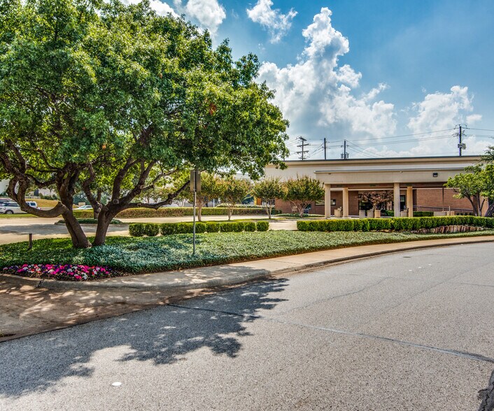 13333 Midway Rd, Farmers Branch, TX à louer - Photo du bâtiment - Image 3 de 5