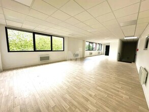 Flex in Villebon-sur-Yvette for lease Interior Photo- Image 2 of 2