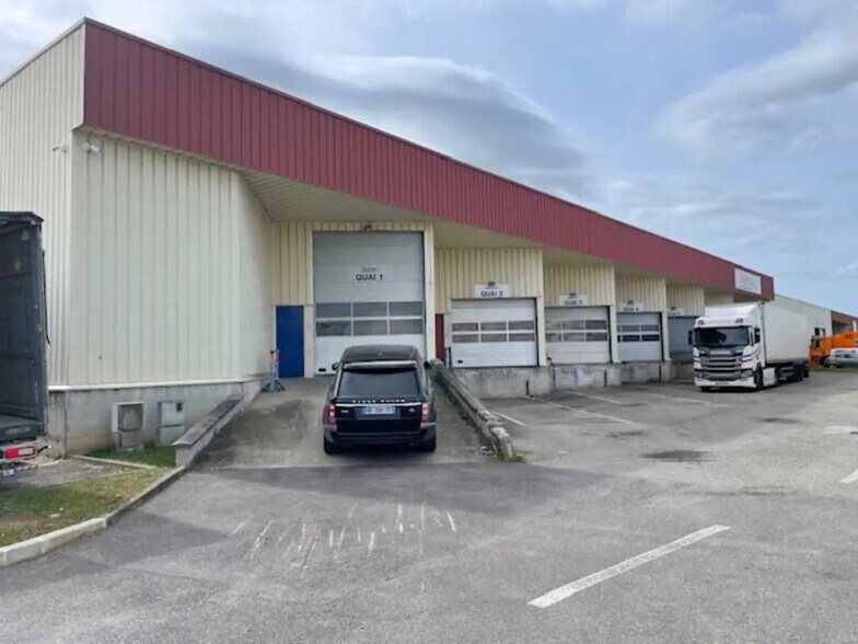 15 Avenue De Montmartin, Corbas à louer - Photo du bâtiment - Image 3 de 19