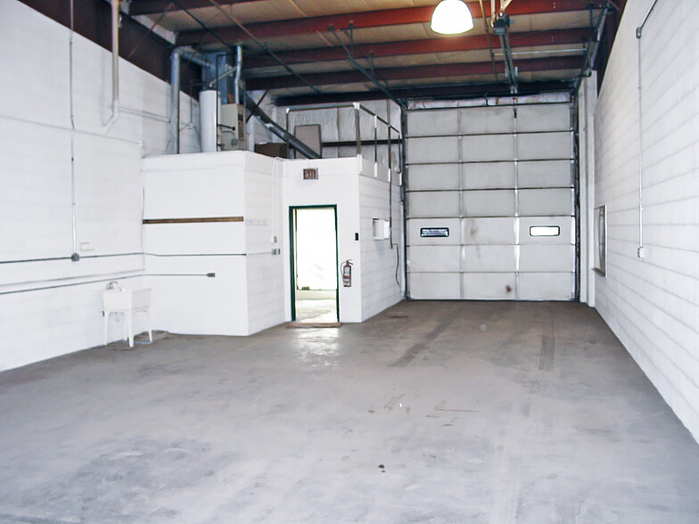 6817 Hobson Valley Dr, Woodridge, IL for lease - Building Photo - Image 3 of 7